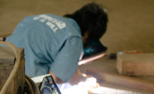 域动广告焊工作业